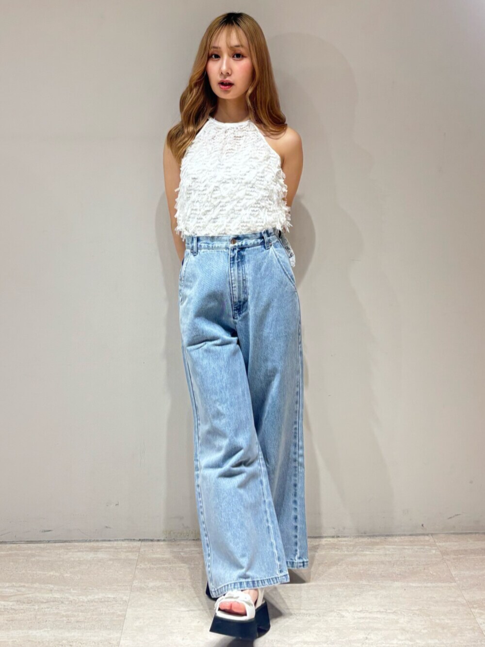 ホワイト系のサンダル、ブルー系のデニムパンツ、ホワイト系のシャツ/ブラウスを着用したレディースの夏コーディネートの1枚目の写真