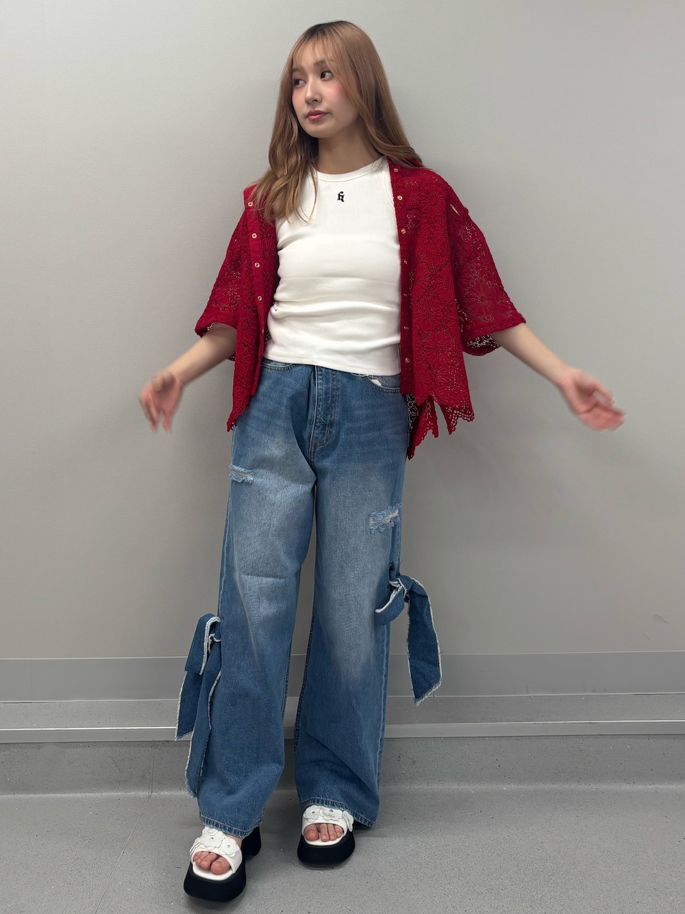 ブルー系のデニムパンツ、ホワイト系のタンクトップ、レッド系のシャツ/ブラウスを着用したレディースの春コーディネートの1枚目の写真