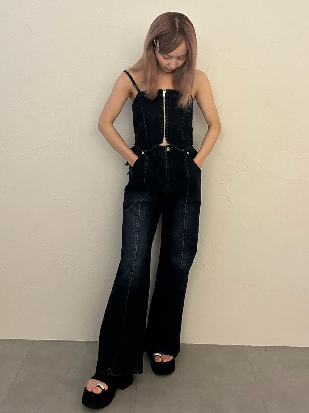 ブルー系のつなぎ/オールインワン、ブラック系のサンダルを着用したレディースの冬コーディネートの1枚目の写真