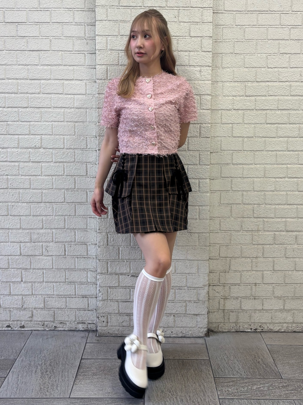 その他のスカート、ピンク系のカーディガン/ボレロ、ホワイト系のローファーを着用したレディースの夏コーディネートの1枚目の写真