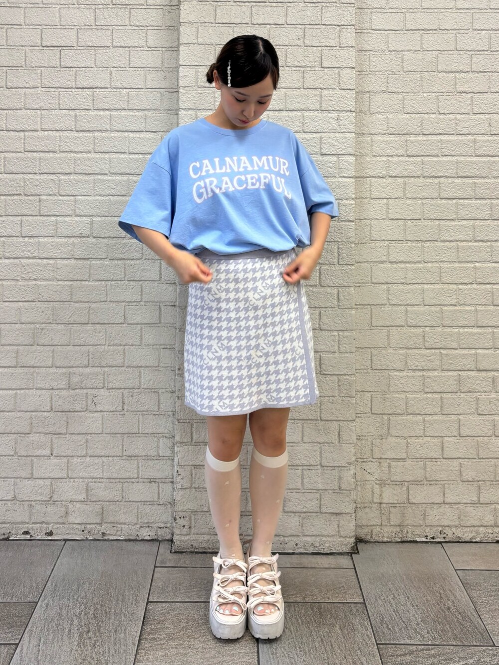 ブルー系のスカート、ブルー系のTシャツ/カットソーを着用したレディースの夏コーディネートの1枚目の写真