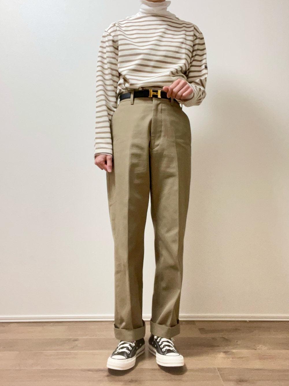 「春服コーデ、着回しコーデ、淡色コーデ、オトナ女子、ボーダー、大人カジュアル、シンプルコーデ、チノパン、ootd、スニーカーコーデ、レイヤードスタイル、30代コーデ、ママコーデ」｜「SAINT JAMESの[ セントジェームス ] SAINT JAMES SC ウェッソン ボーダー プルオーバー カットソー 21（Tシャツ/カットソー、ベージュ系）」を使った、ki.ho__さん（レディース・162cm）の冬コーディネートの1枚目の写真