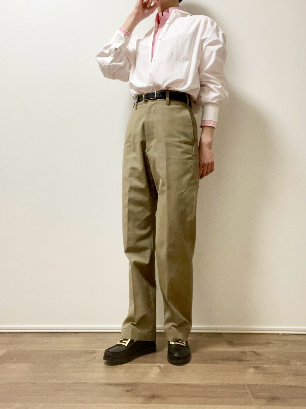 「春のおしゃ見えテクニック、春服コーデ、春服みてみて、ピンクシャツ、チノパン、ハイウエスト、ローファー、オトナカワイイ、大人カジュアル、シンプルコーデ、休日スタイル、パンツコーデ、シンプルスタイル、春色、レイヤードスタイル」｜「POLO RALPH LAURENの"POLO RALPH LAUREN KIDS" オックスフォードシャツ（シャツ/ブラウス、ピンク系）」を使った、ki.ho__さん（レディース・162cm）の春コーディネートの1枚目の写真