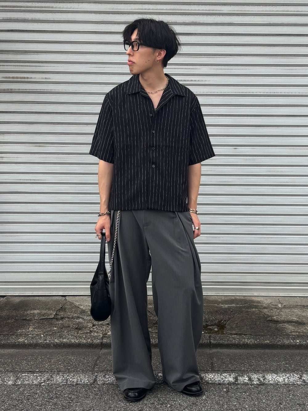 「メンズファッション、メンズコーデ、ootd、夏服、夏コーデ、ファッションを楽しもう、きれいめカジュアル、ストライプシャツ、スラックス、ワイドパンツ、ローファー、シャツスタイル、今日のコーデ、soerte、HARUTA」｜「soerteのLOOSE H / S OPEN COLLAR SHIRT (ASSORT)/ルーズハーフスリーブオープンカラーシャツ（シャツ/ブラウス、ブラック系）」を使った、harutoさん（骨格ナチュラル・メンズ・176cm）の夏コーディネートの1枚目の写真