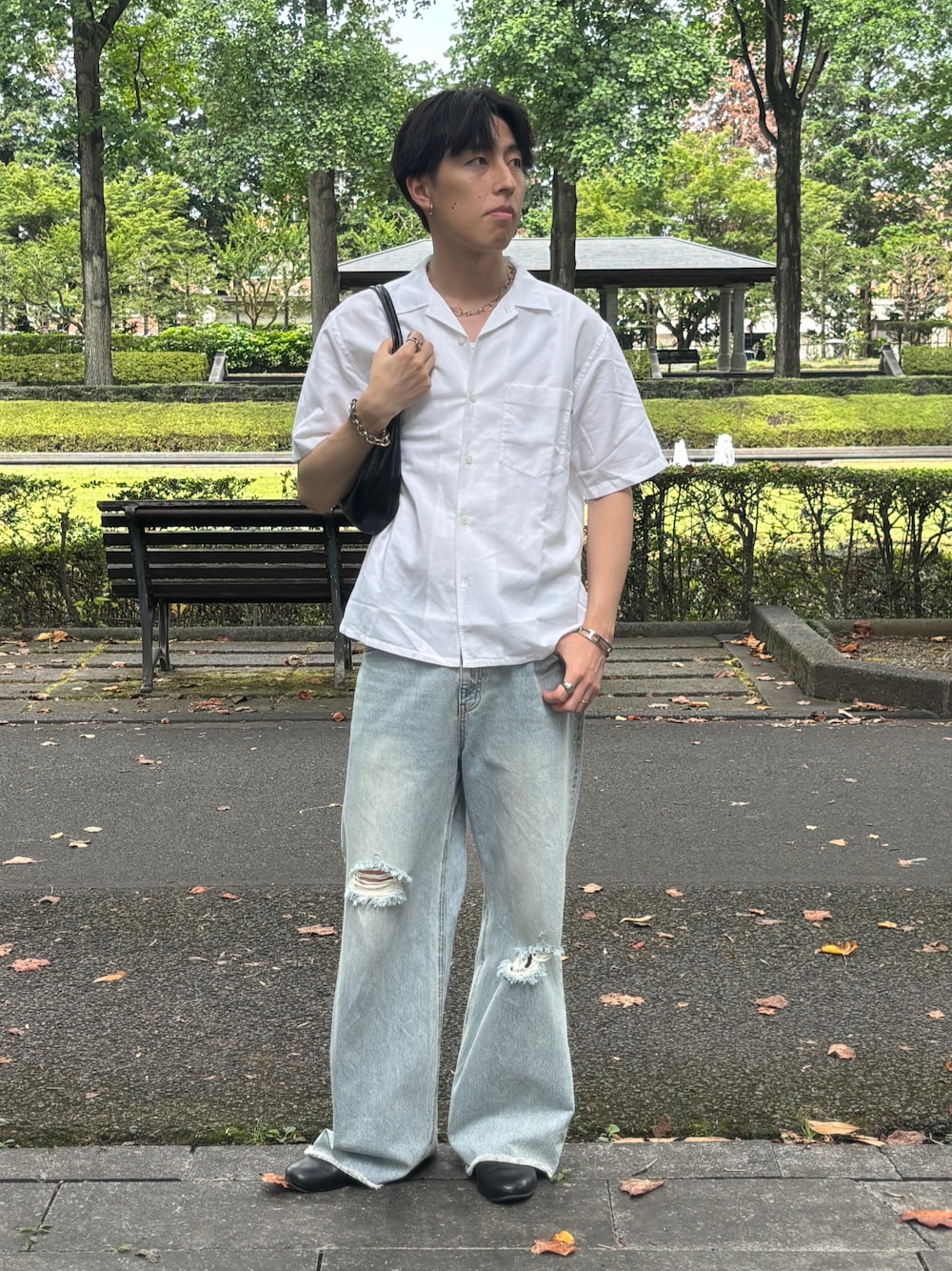 「夏ルックで気分アップ、休日スタイル、メンズファッション、メンズコーデ、夏コーデ、夏服、ファッションを楽しもう、オープンカラーシャツ、シャツスタイル、デニム、ショルダーバッグ、UNIQLO、soerte、ZARA、bicash」｜「UNIQLOのアイテム（シャツ/ブラウス、ホワイト系）」を使った、harutoさん（骨格ナチュラル・メンズ・176cm）の夏コーディネートの1枚目の写真