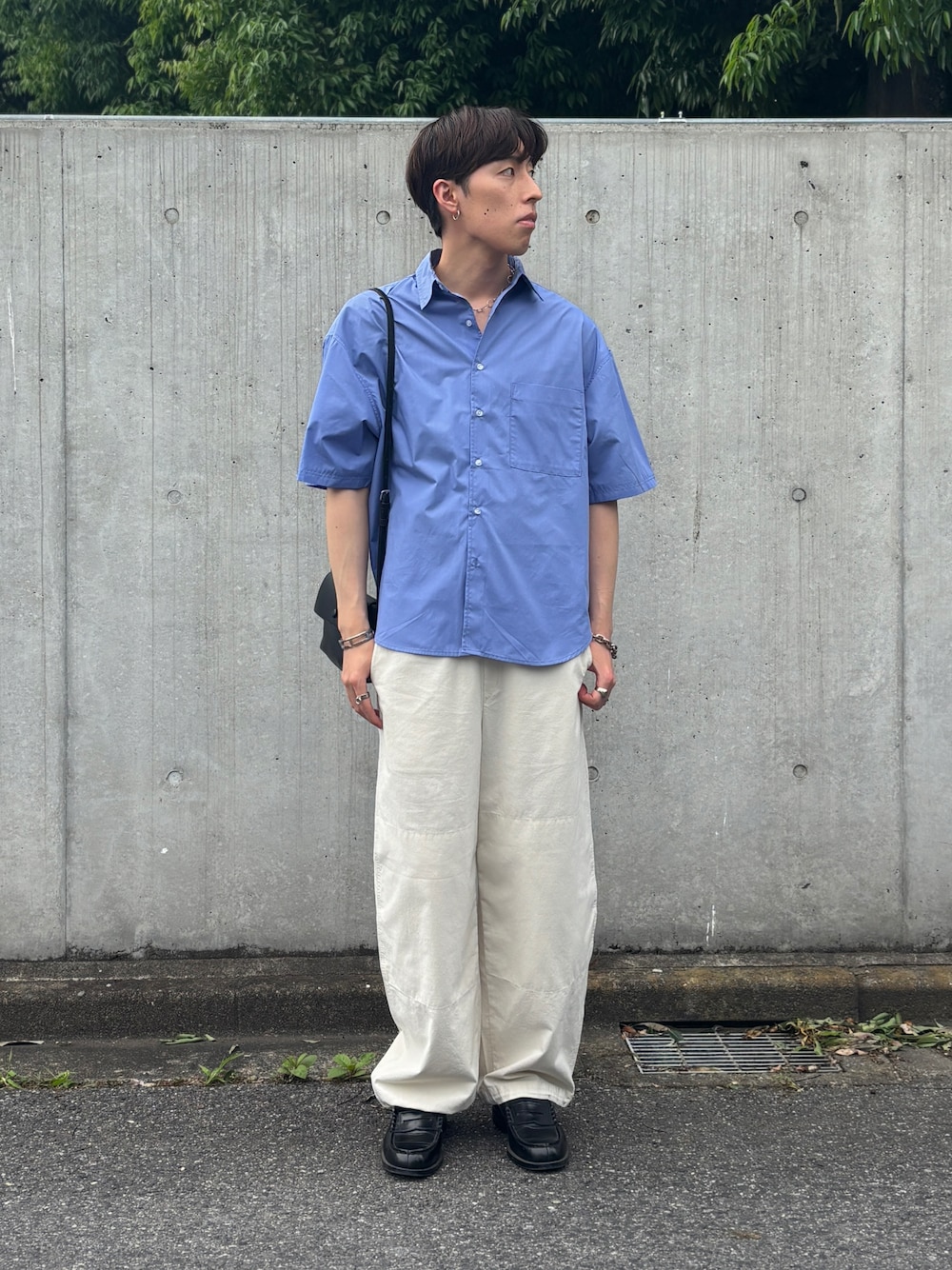 「ootd、メンズファッション、メンズコーデ、夏コーデ、きれいめカジュアル、ファッションを楽しもう、シャツスタイル、白パンツ、ショルダーバッグ、SINSS、UNIQLO、bicash」｜「SINSSのWide silhouette HS shirt  / ワイドシルエットハーフスリーブシャツ（シャツ/ブラウス、ブルー系）」を使った、harutoさん（骨格ナチュラル・メンズ・176cm）の夏コーディネートの1枚目の写真