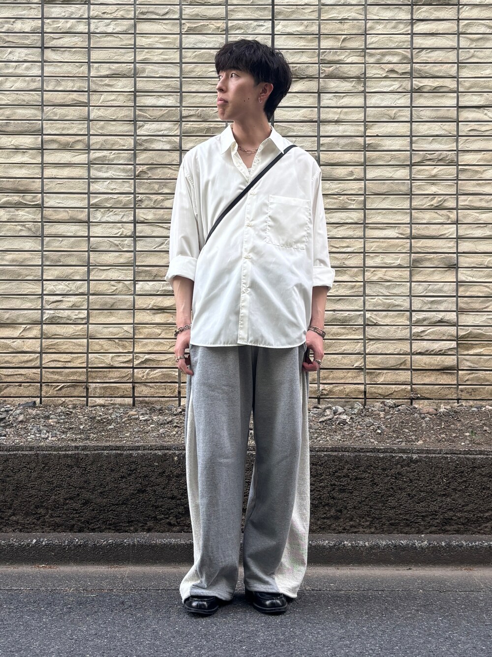 ホワイト系のシャツ/ブラウス、グレー系のスウェットパンツ、ブラック系のローファーを着用したメンズの春コーディネートの1枚目の写真