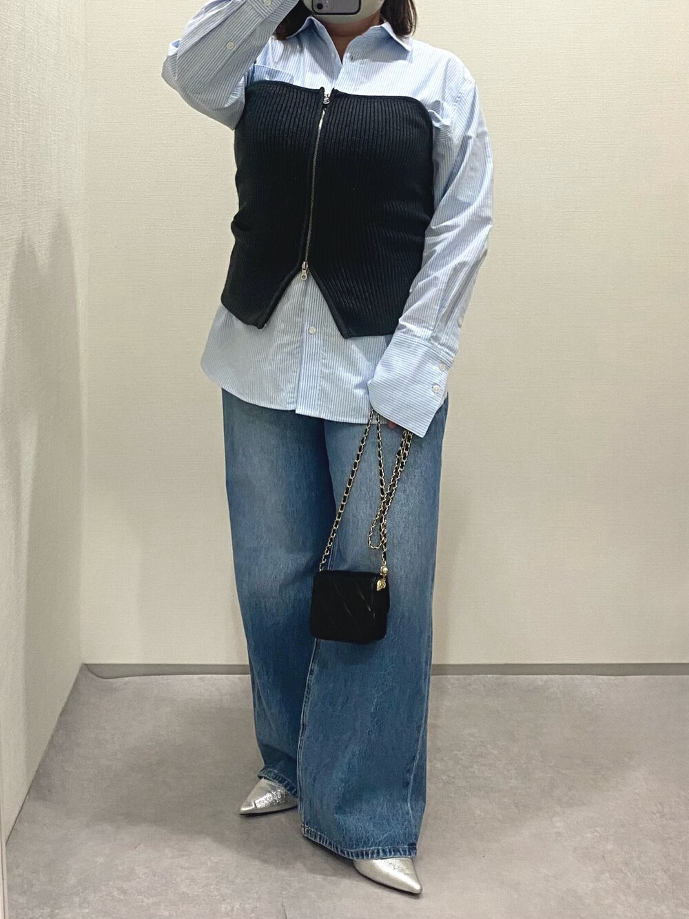 ブルー系のデニムパンツ、ブルー系のシャツ/ブラウス、ブルー系のベストを着用したレディースの夏コーディネートの1枚目の写真