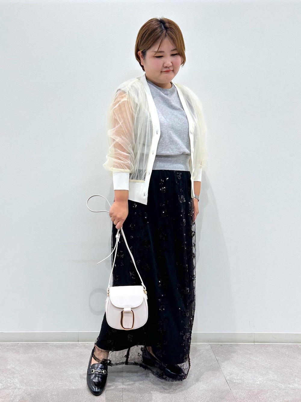 「スパンコール、ロングスカート、シアー、チュール素材、チュール、HARUTA、ハルタ、ビット付きローファー、イエベ、イエベオータム、骨格ストレート、低身長コーデ、きれいめカジュアル、夏コーデ、初秋コーデ」｜「ROPE' PICNICのスパンコール刺繍レーススカート（スカート、ブラック系）」を使った、KUMIさん（レディース・152cm）の夏コーディネートの1枚目の写真