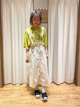 「アイテム（ジャンパースカート、ホワイト系）」を使った、Hitomi さん（レディース・164cm）の春コーディネート