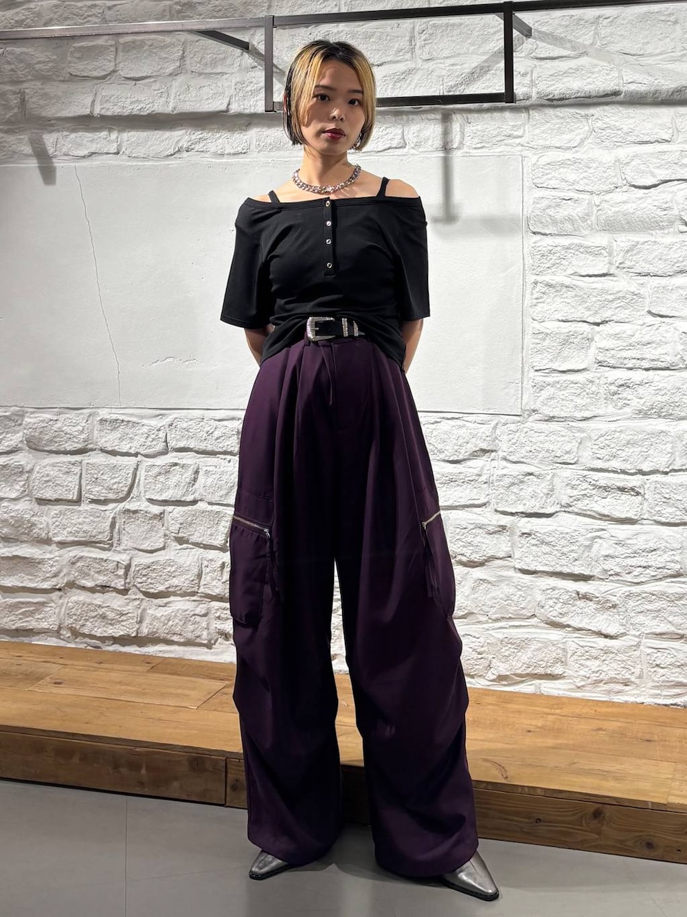 パープル系のカーゴパンツ、ブラック系のTシャツ/カットソー、ブラック系のショルダーバッグを着用したレディースの夏コーディネートの1枚目の写真