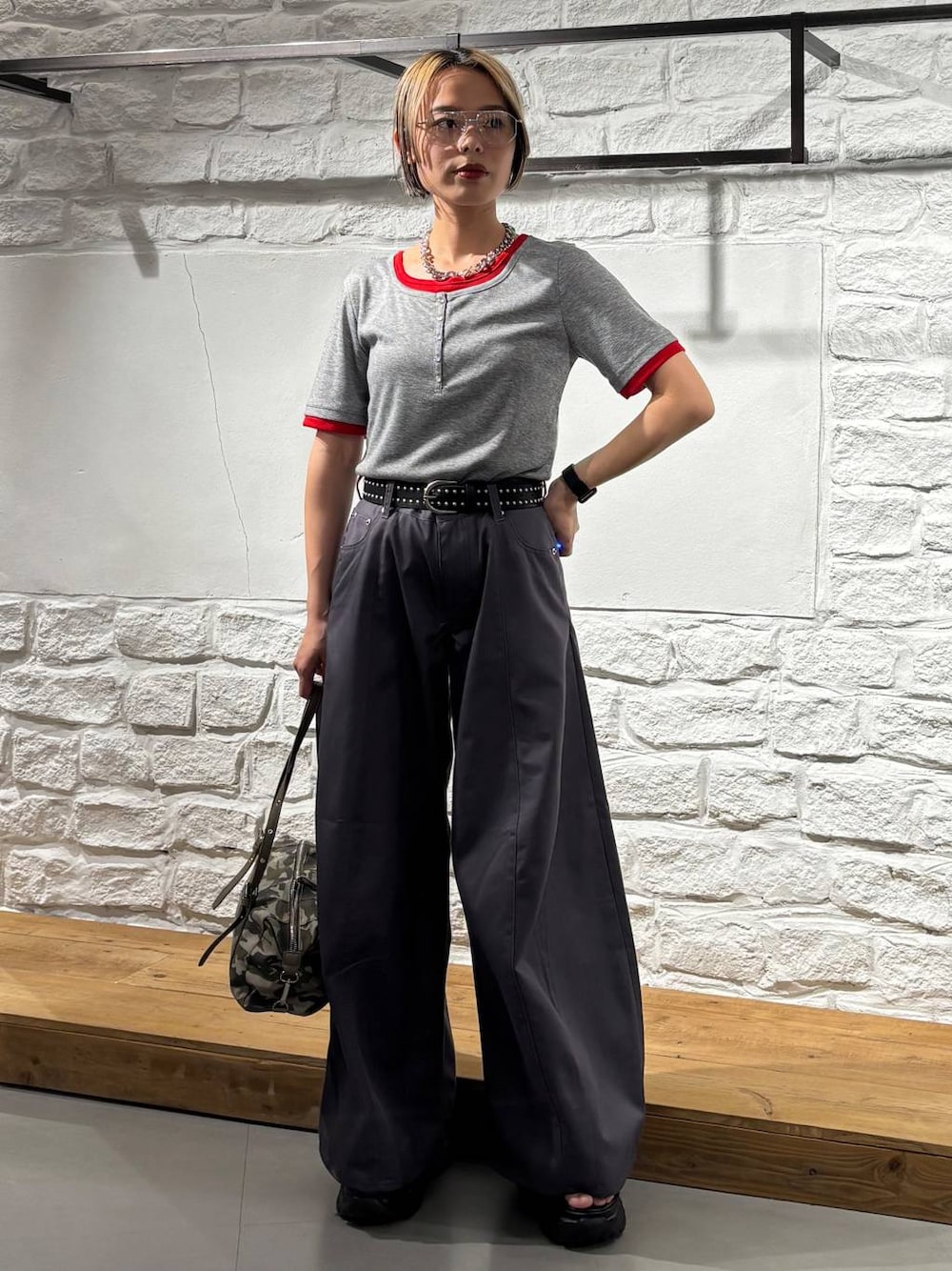 ブラック系のサンダル、その他のトートバッグ、グレー系のTシャツ/カットソーを着用したレディースの夏コーディネートの1枚目の写真