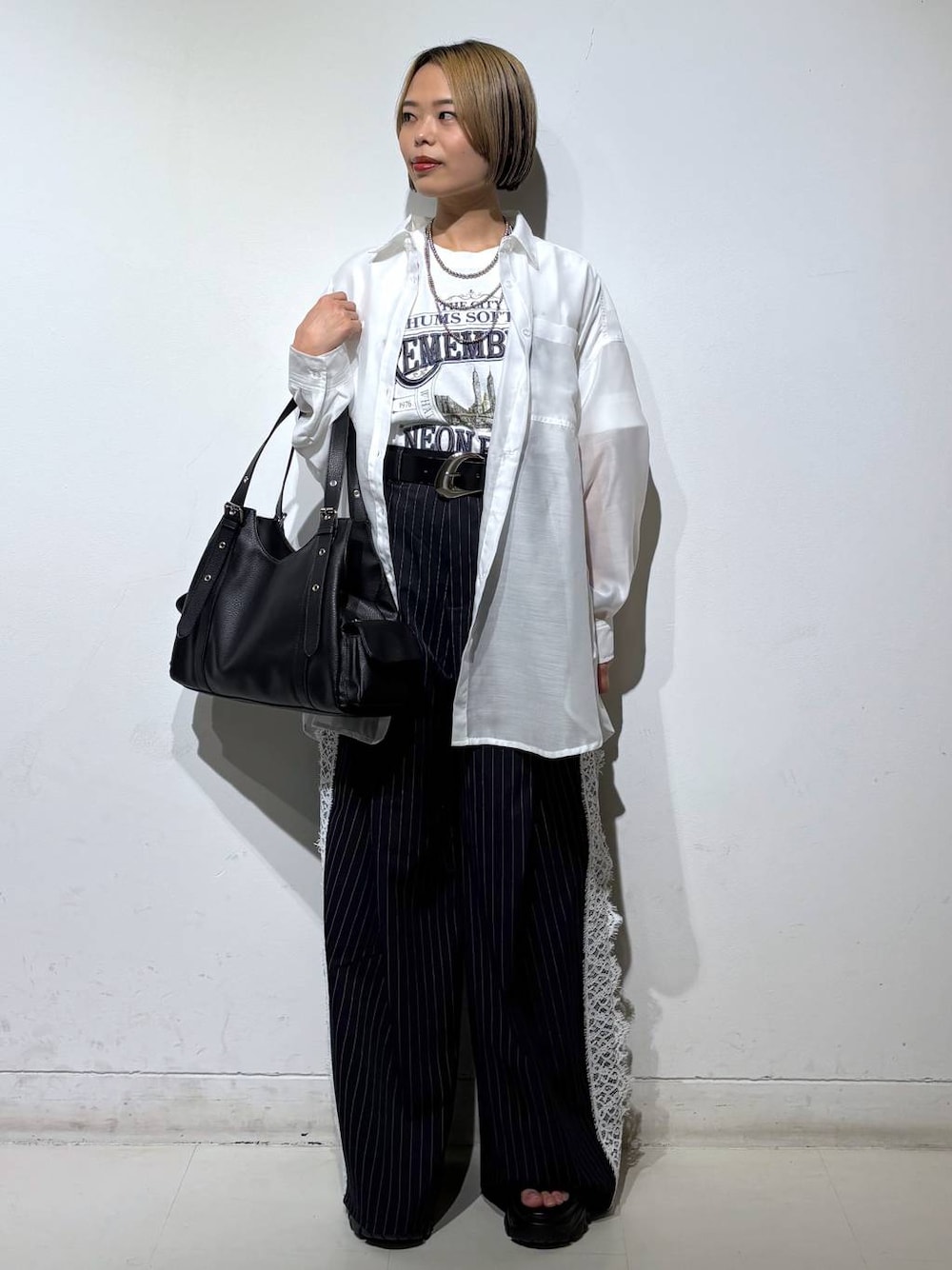 ブラック系のサンダル、ホワイト系のシャツ/ブラウス、ホワイト系のTシャツ/カットソーを着用したレディースの夏コーディネートの1枚目の写真