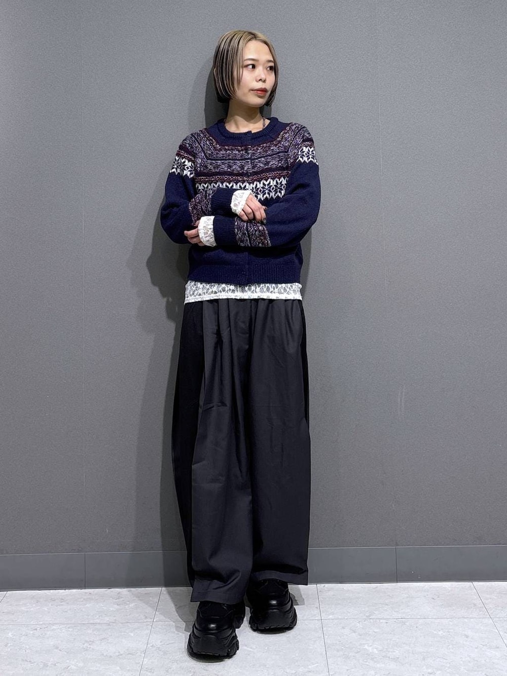 ブラック系のブーツ、ホワイト系のTシャツ/カットソー、ブルー系のカーディガン/ボレロを着用したレディースの冬コーディネートの1枚目の写真