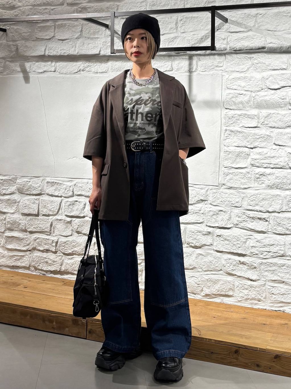 ブラック系のスニーカー、ブルー系のデニムパンツ、その他のTシャツ/カットソーを着用したレディースの春コーディネートの1枚目の写真