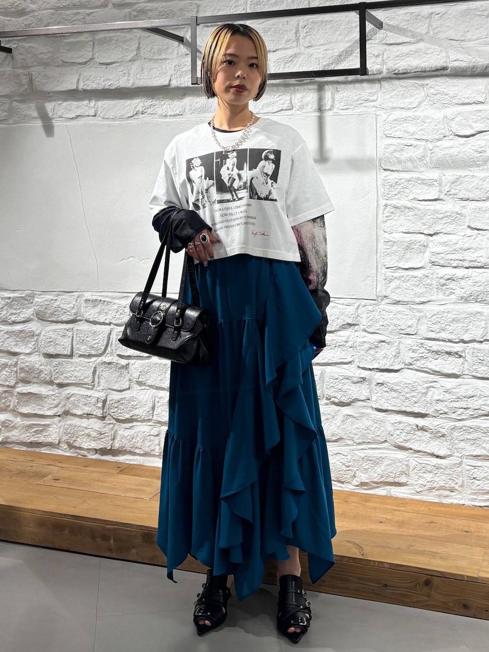 ホワイト系のTシャツ/カットソー、ブラック系のTシャツ/カットソー、ブルー系のスカートを着用したレディースの夏コーディネートの1枚目の写真