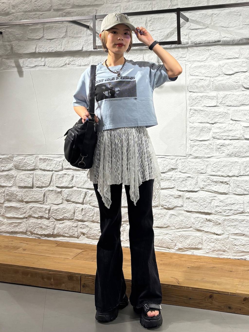 ブルー系のTシャツ/カットソー、ブラック系のデニムパンツ、ブラック系のショルダーバッグを着用したレディースの夏コーディネートの1枚目の写真