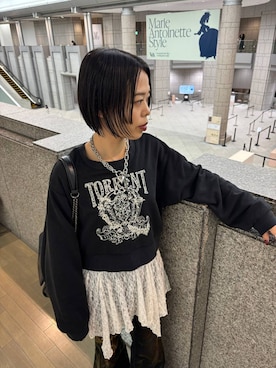 「PAGEBOY（ページボーイ）のレースカレッジスウェット/トレーナー【SHORT/LONG2サイズ展開】（スウェット、グレー系）」を使った、えみちさん（レディース・155cm）の秋コーディネート