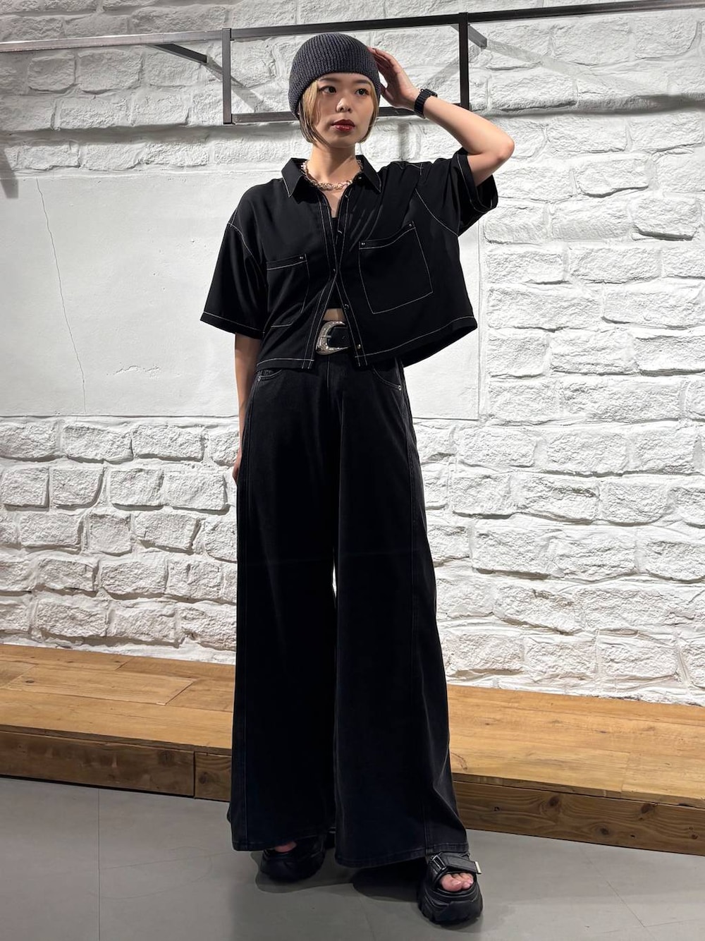 ブラック系のデニムパンツ、ブラック系のシャツ/ブラウス、ブラック系のキャミソールを着用したレディースの夏コーディネートの1枚目の写真