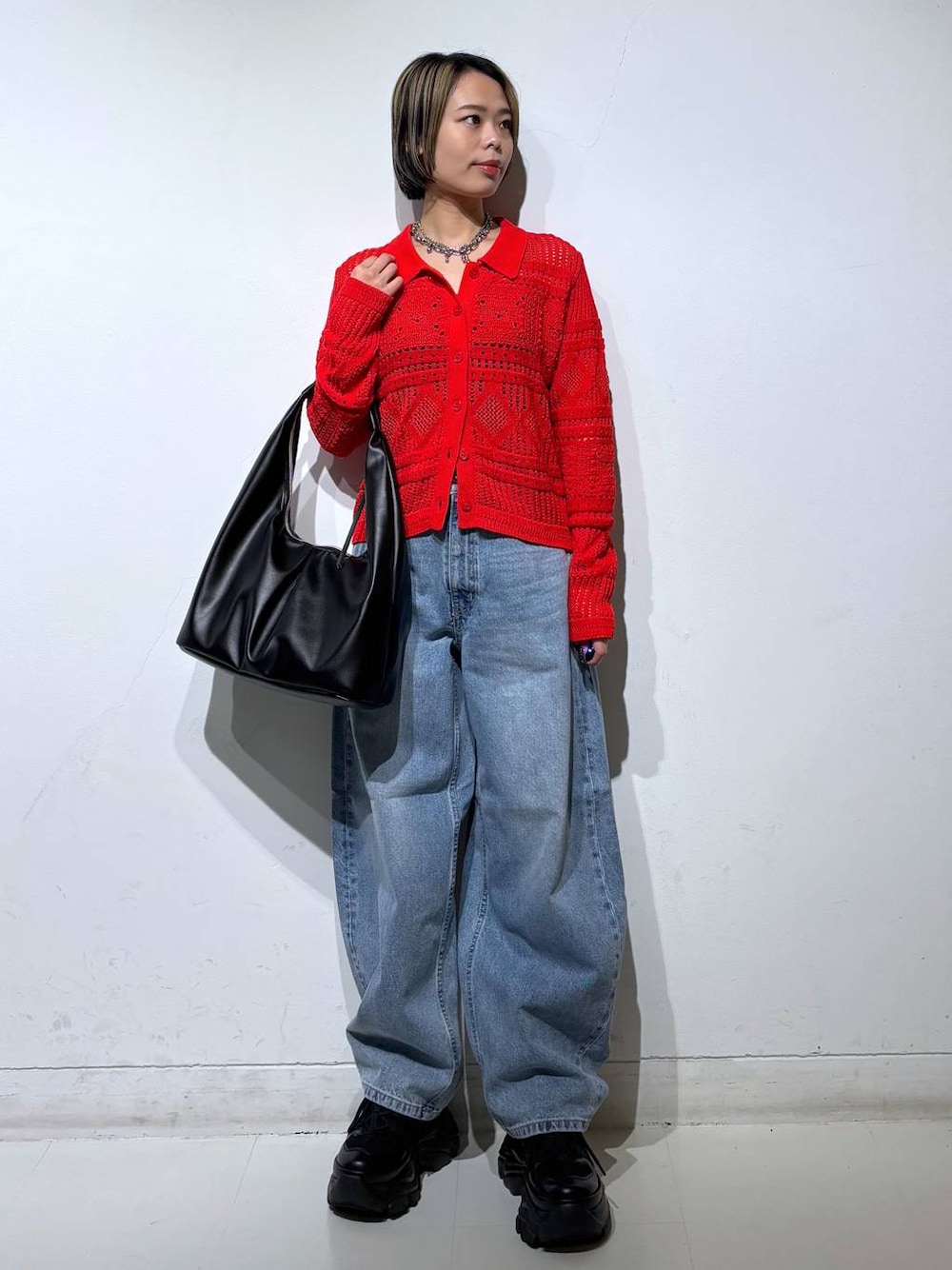 ブラック系のスニーカー、ブラック系のキャミソール、ブルー系のデニムパンツを着用したレディースの春コーディネートの1枚目の写真