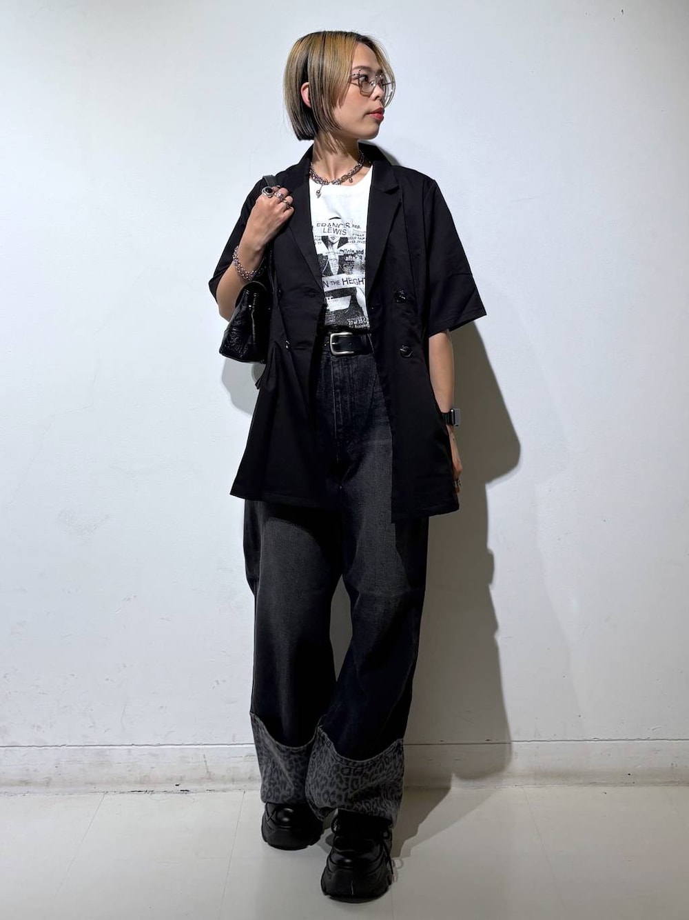 ホワイト系のTシャツ/カットソー、ブラック系のスニーカー、ブラック系のデニムパンツを着用したレディースの夏コーディネートの1枚目の写真
