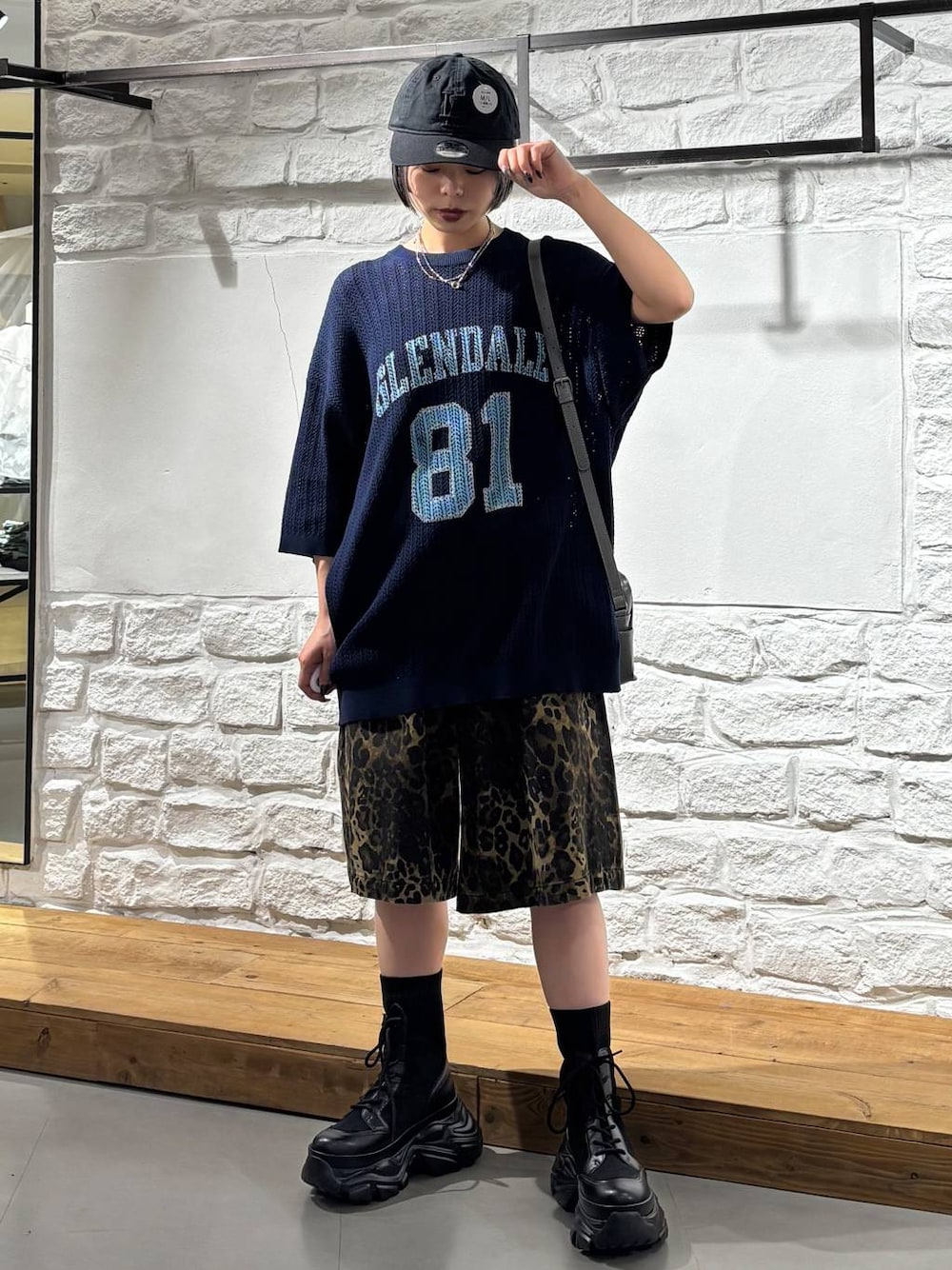 ブラック系のブーツ、その他のデニムパンツ、グレー系のショルダーバッグを着用したレディースの春コーディネートの1枚目の写真