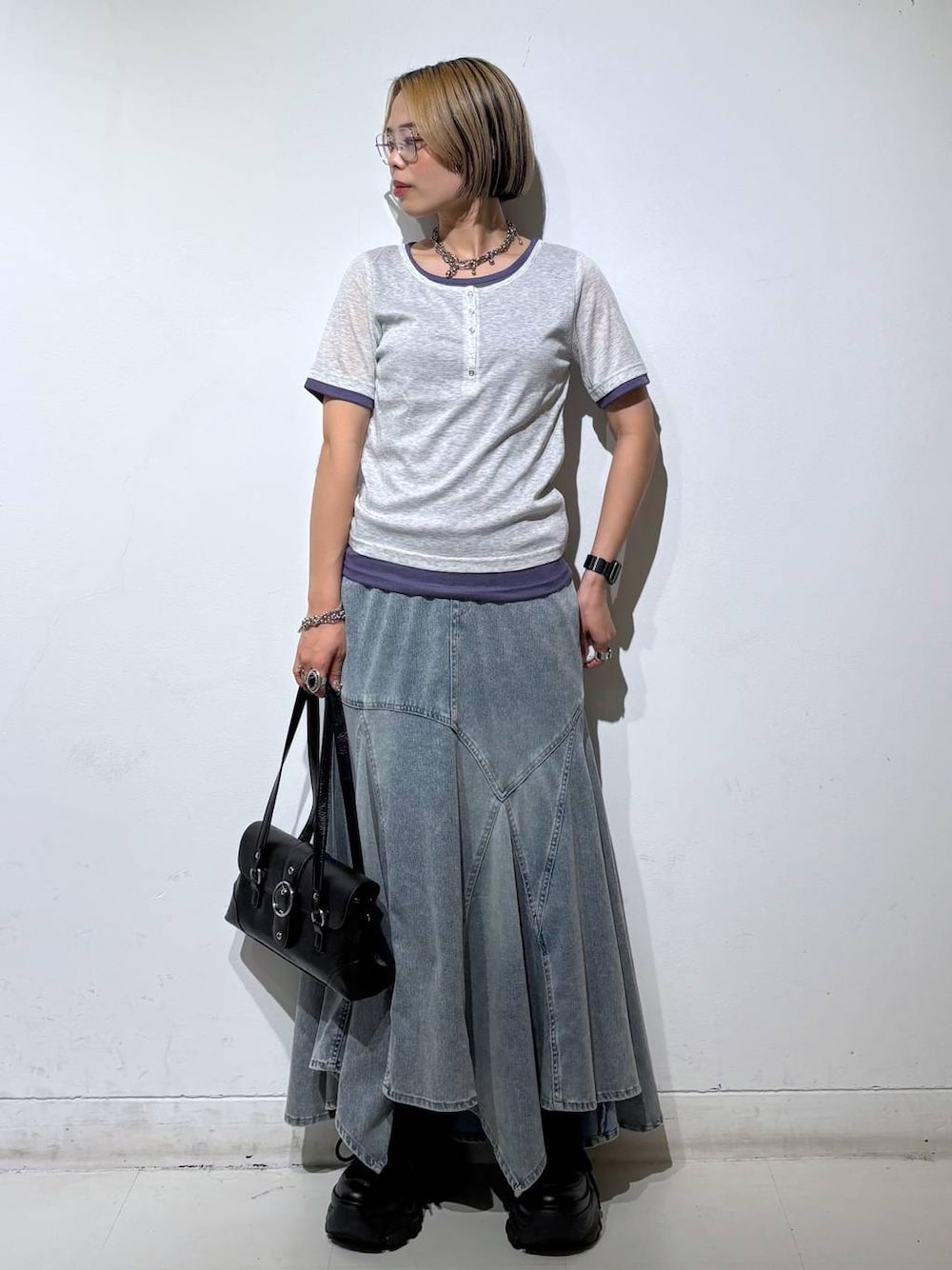 ブラック系のブーツ、ブルー系のデニムスカート、グレー系のTシャツ/カットソーを着用したレディースの夏コーディネートの1枚目の写真