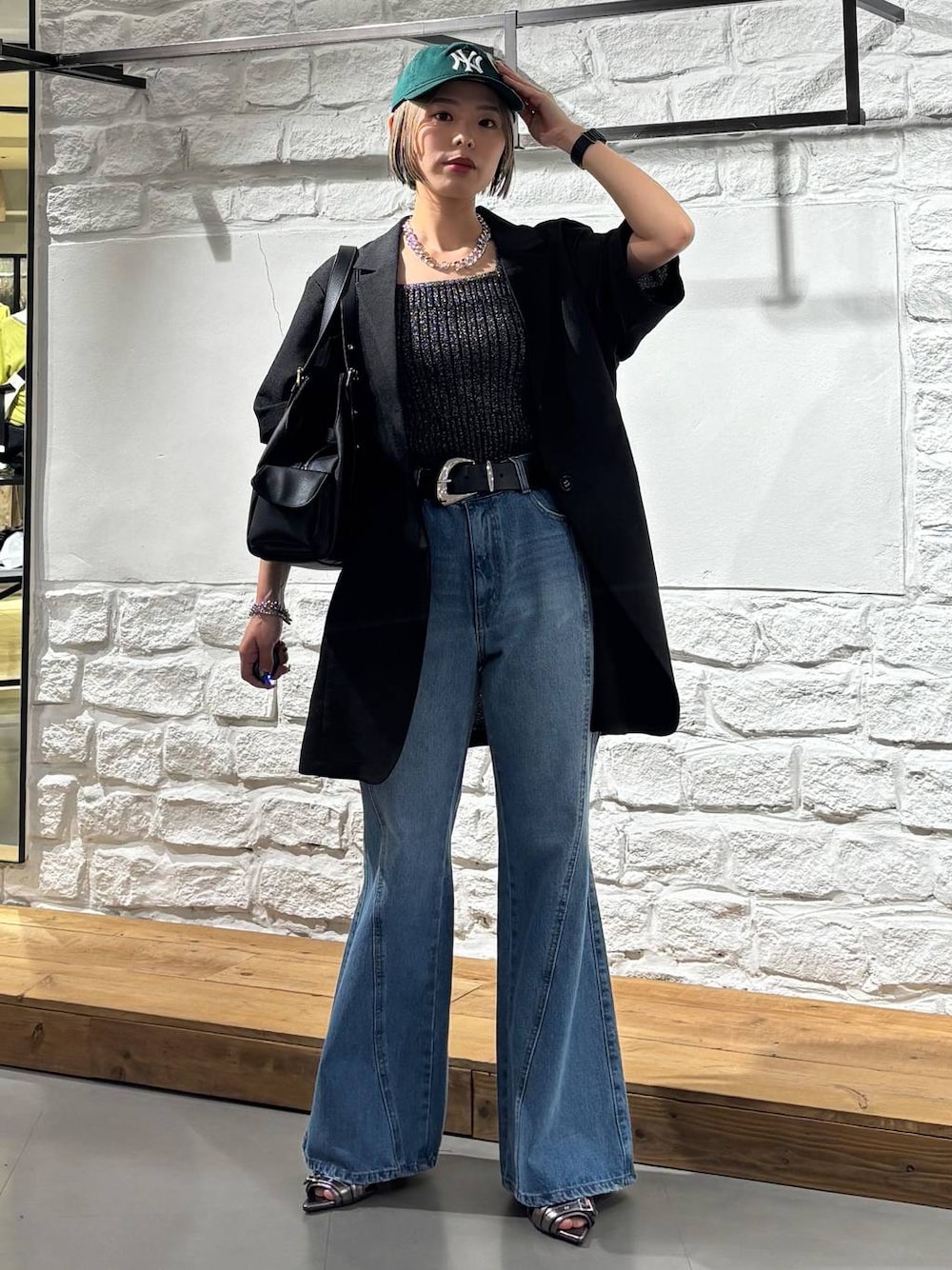 ブルー系のデニムパンツ、ブラック系のタンクトップ、その他のサンダルを着用したレディースの春コーディネートの1枚目の写真