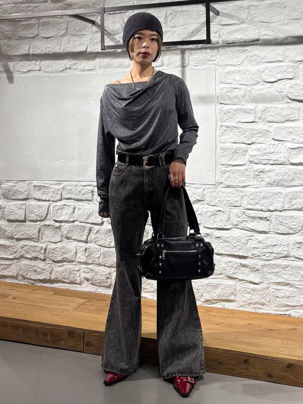 ブラック系のショルダーバッグ、ブルー系のTシャツ/カットソー、ブラック系のデニムパンツを着用したレディースの夏コーディネートの1枚目の写真