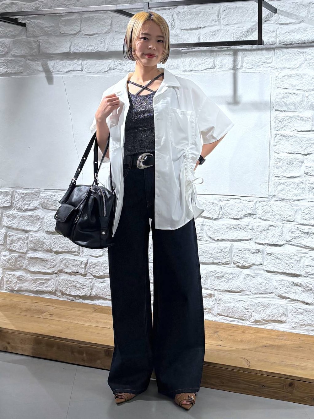 ブルー系のデニムパンツ、イエロー系のサンダル、ホワイト系のシャツ/ブラウスを着用したレディースの春コーディネートの1枚目の写真