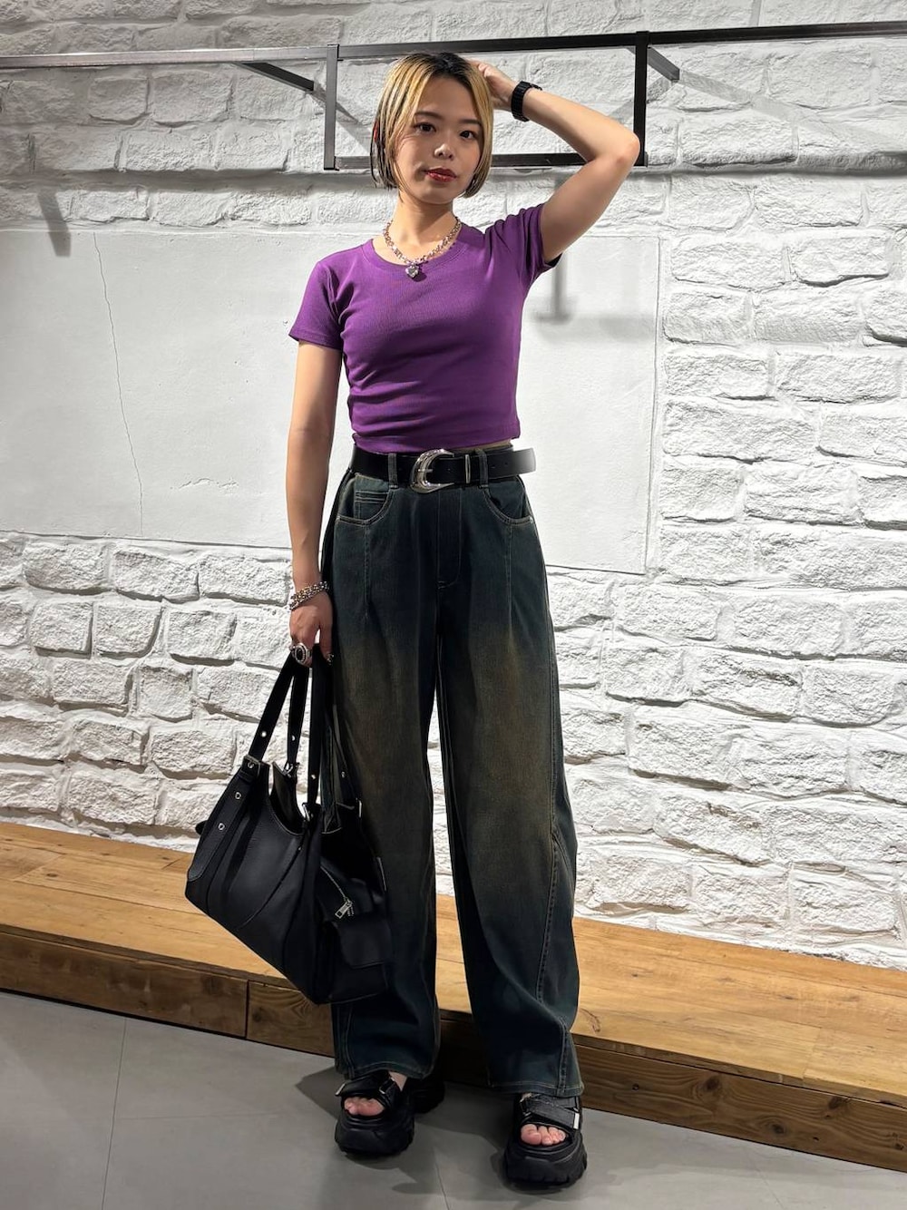 グリーン系のデニムパンツ、グレー系のサンダル、パープル系のTシャツ/カットソーを着用したレディースの夏コーディネートの1枚目の写真