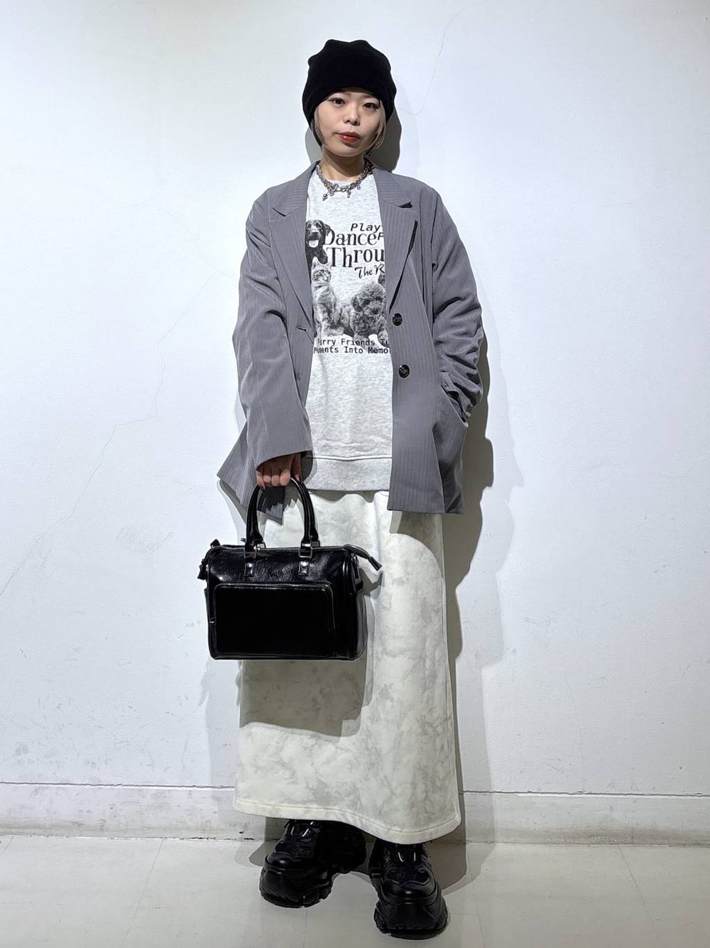 ブラック系のブーツ、ホワイト系のスカート、グレー系のスウェットを着用したレディースの冬コーディネートの1枚目の写真