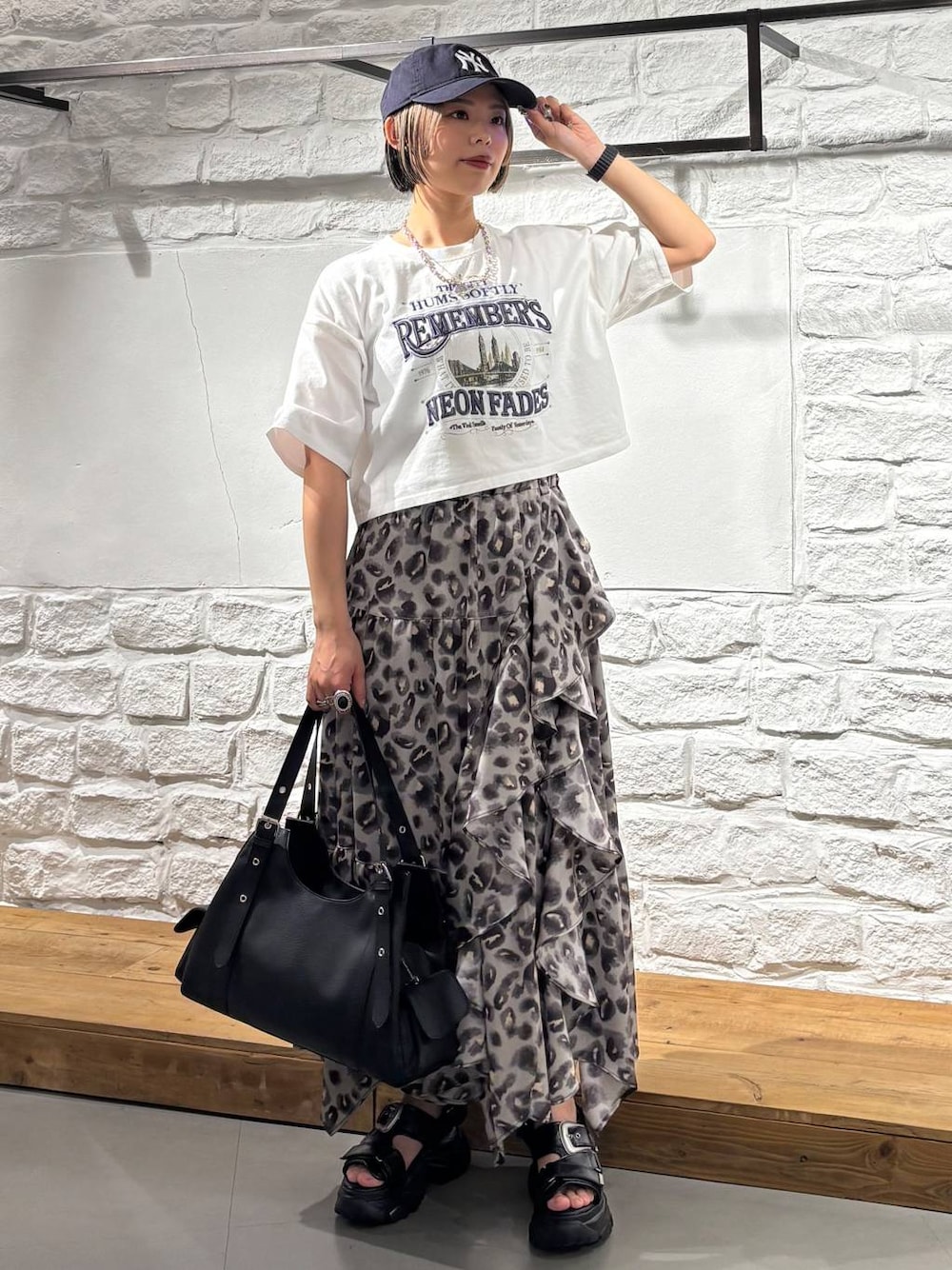 その他のスカート、ブラック系のサンダル、ホワイト系のTシャツ/カットソーを着用したレディースの春コーディネートの1枚目の写真