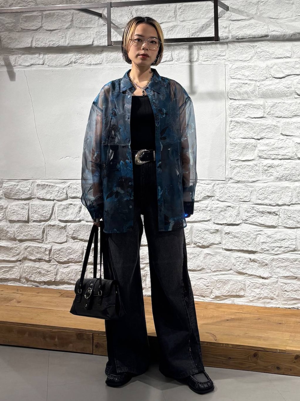 ブラック系のデニムパンツ、ブルー系のシャツ/ブラウス、ブラック系のタンクトップを着用したレディースの夏コーディネートの1枚目の写真