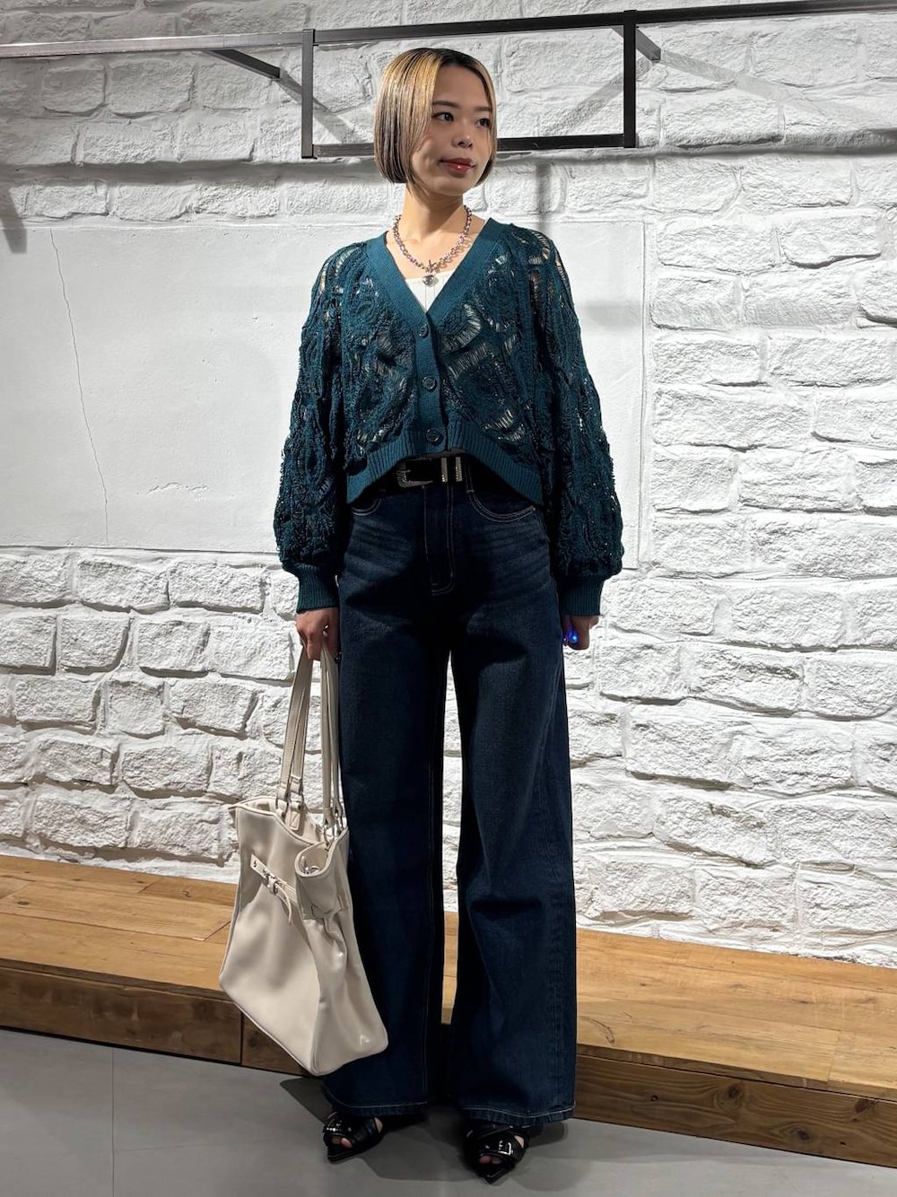グリーン系のカーディガン/ボレロ、ブルー系のデニムパンツ、ホワイト系のタンクトップを着用したレディースの夏コーディネートの1枚目の写真