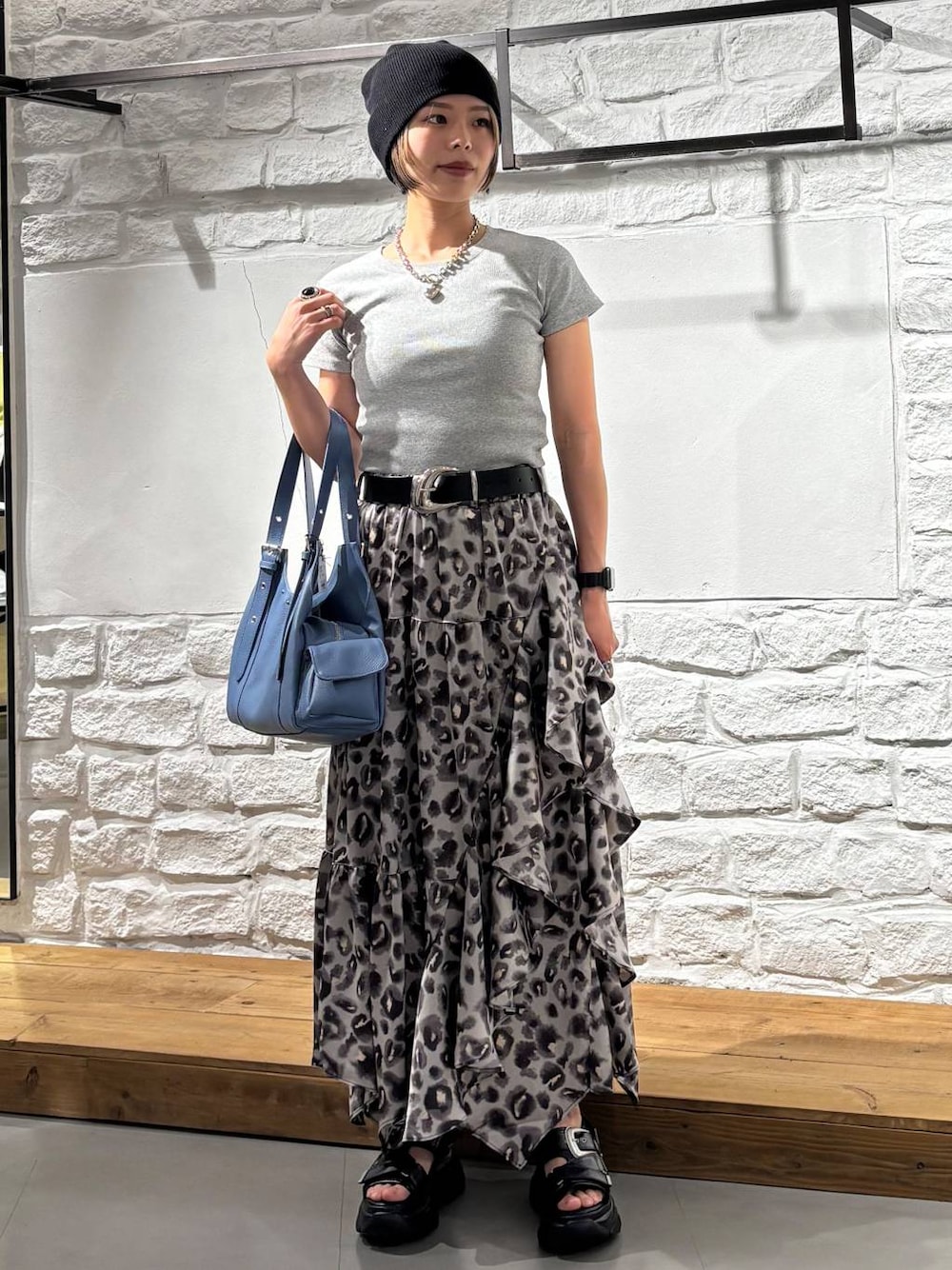 その他のスカート、グレー系のTシャツ/カットソー、ブラック系のサンダルを着用したレディースの春コーディネートの1枚目の写真
