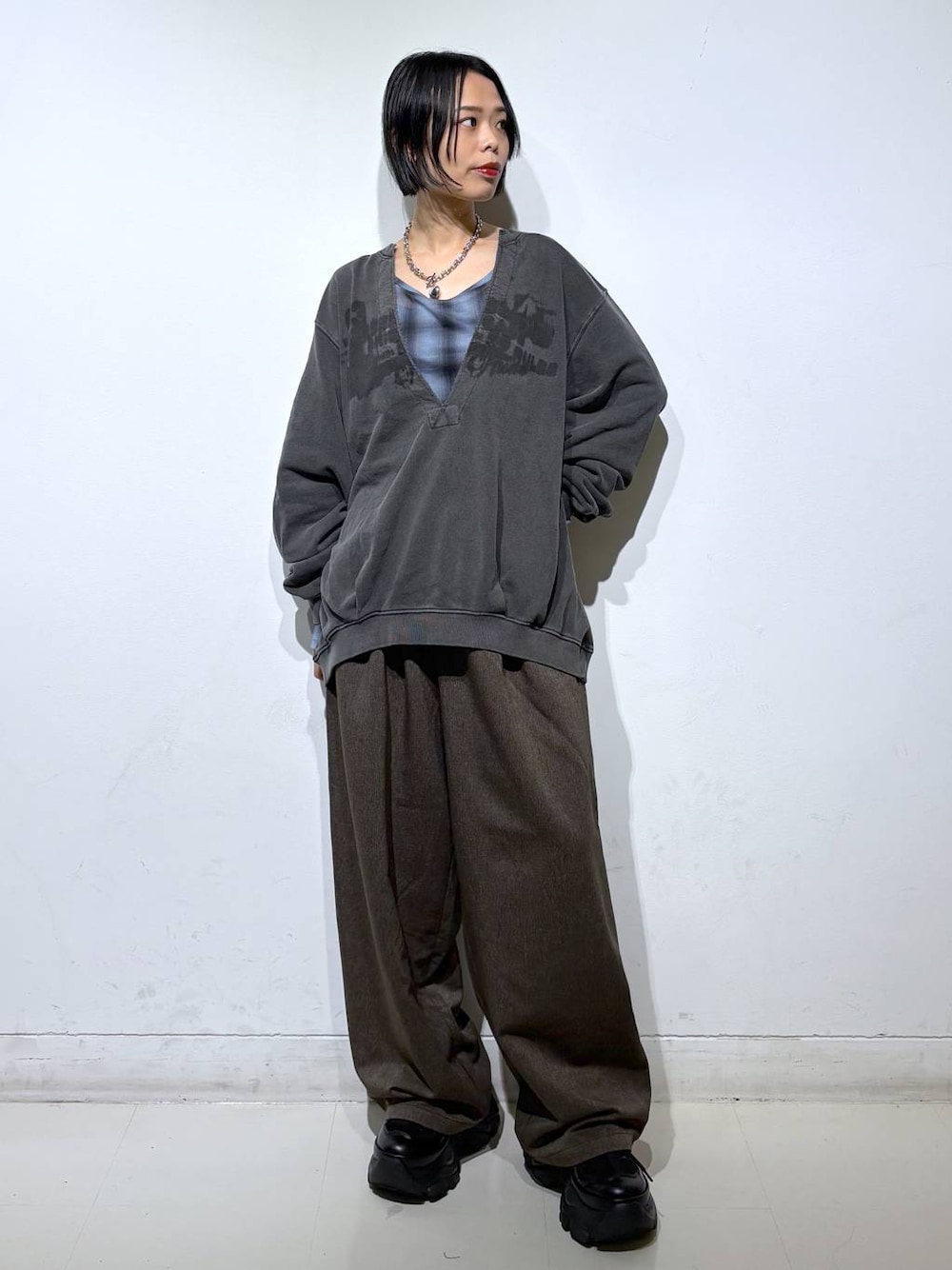 ブラック系のスニーカー、グレー系のスウェット、ブルー系のTシャツ/カットソーを着用したレディースの秋コーディネートの1枚目の写真