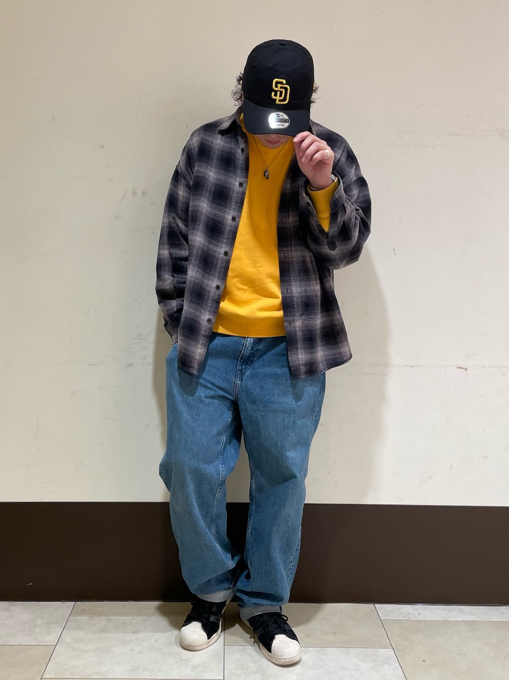 「メンズファッション、スニーカー、ストリートコーデ、ブラック、イエロー、ストリート、NEW ERA、キャップ、チェック、デニム、スウェット」｜「NEW ERAの【NEW ERA】9TWENTY MLB BASEBALL CAP /【ニューエラ】920 ナイントゥエンティ メジャーリーグ ベースボール キャップ（キャップ、ブラック系）」を使った、ひろあきさん（メンズ・168cm）の冬コーディネートの1枚目の写真