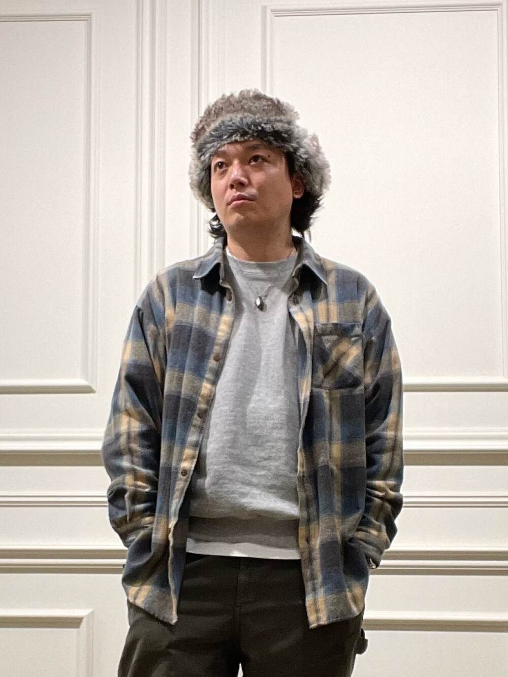 「冬コーデ、メンズファッション、カジュアルコーデ、チェック、スニーカーコーデ、冬、ウィンタースポーツ、ニューエラ、フライトキャップ、防寒、もこもこ」｜「NEW ERAのNEW ERA OD TRAP H2OFFDR（ハット、グリーン系）」を使った、ひろあきさん（メンズ・168cm）の冬コーディネートの1枚目の写真