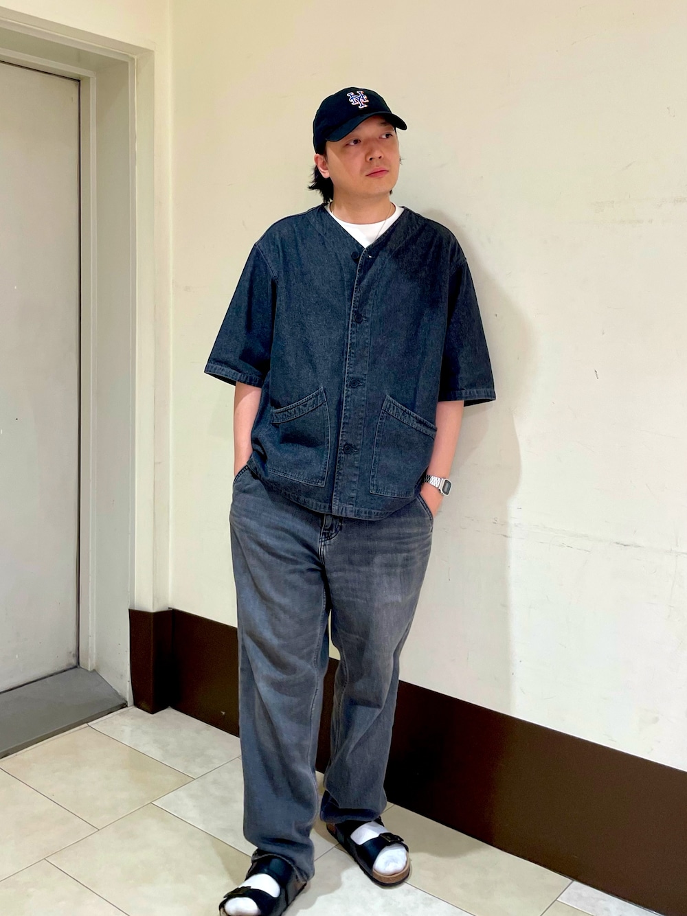 「キャップ、NEW ERA、ブラックデニム、ベースボールシャツ、サンダル、サンダルに靴下、デニム、ブラック、ワントーン、オトナカジュアル」｜「NEW ERAの【NEW ERA】9TWENTY MLB BASEBALL CAP /【ニューエラ】920 ナイントゥエンティ メジャーリーグ ベースボール キャップ（キャップ、ブラック系）」を使った、ひろあきさん（メンズ・168cm）の秋コーディネートの1枚目の写真