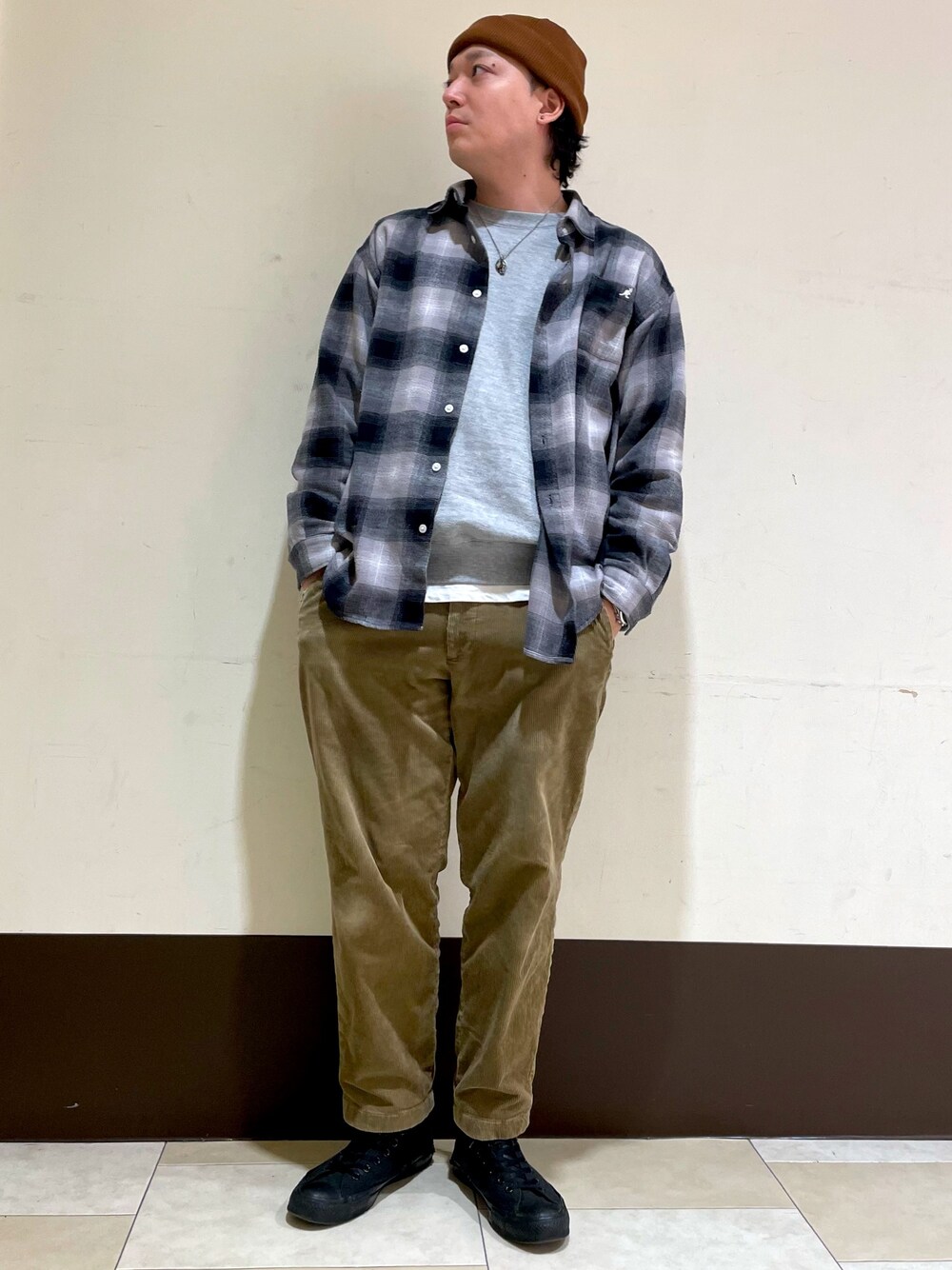 「コーデュロイ、メンズファッション、シンプルコーデ、スニーカーコーデ、コンバース、ニット帽、ストリート、カジュアルコーデ、ブラウン、チェック、converse」｜「OVERRIDEのOVERRIDE  POLY LOW WATCH（ニットキャップ/ビーニー、ブラウン系）」を使った、ひろあきさん（メンズ・168cm）の冬コーディネートの1枚目の写真