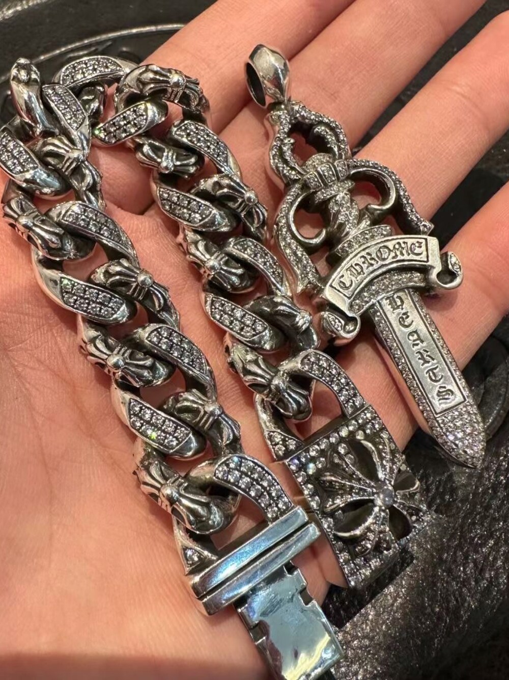 「メンズファッション、休日コーデ、England、HUMAN MADE、Chrome Hearts、chromehearts」｜「CHROME HEARTSのアイテム（ファッション雑貨、ホワイト系）」を使った、Chrome_HKさん（メンズ・165cm）の冬コーディネートの1枚目の写真