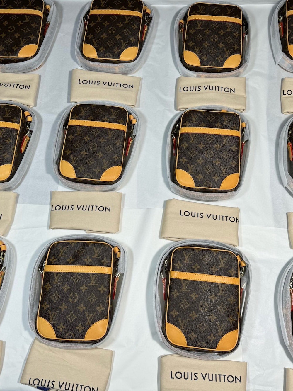 「似合うラボに行こう、LOUIS  VUITTON、LouisVuitton、Louis Vuitton、ootd、ootdtw、ootdfashion、fashion」｜「LOUIS VUITTONのアイテム（ショルダーバッグ、ゴールド系）」を使った、Chrome_HKさん（メンズ・178cm）の冬コーディネートの1枚目の写真