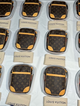 LOUIS VUITTONのショルダーバッグ（ゴールド系）を使った人気