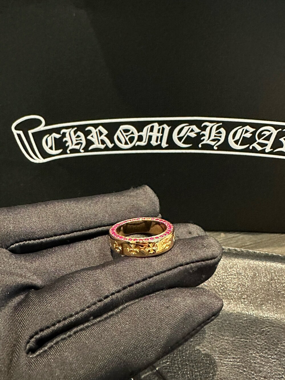 「オトナカジュアル、シンプル、グリーン、スウェットパンツ、シャツスタイル、ミニバッグ、M65、バンドT、Chrome Hearts」｜「CHROME HEARTSのアイテム（リング、ゴールド系）」を使った、Chrome_HKさん（メンズ・178cm）の冬コーディネートの1枚目の写真