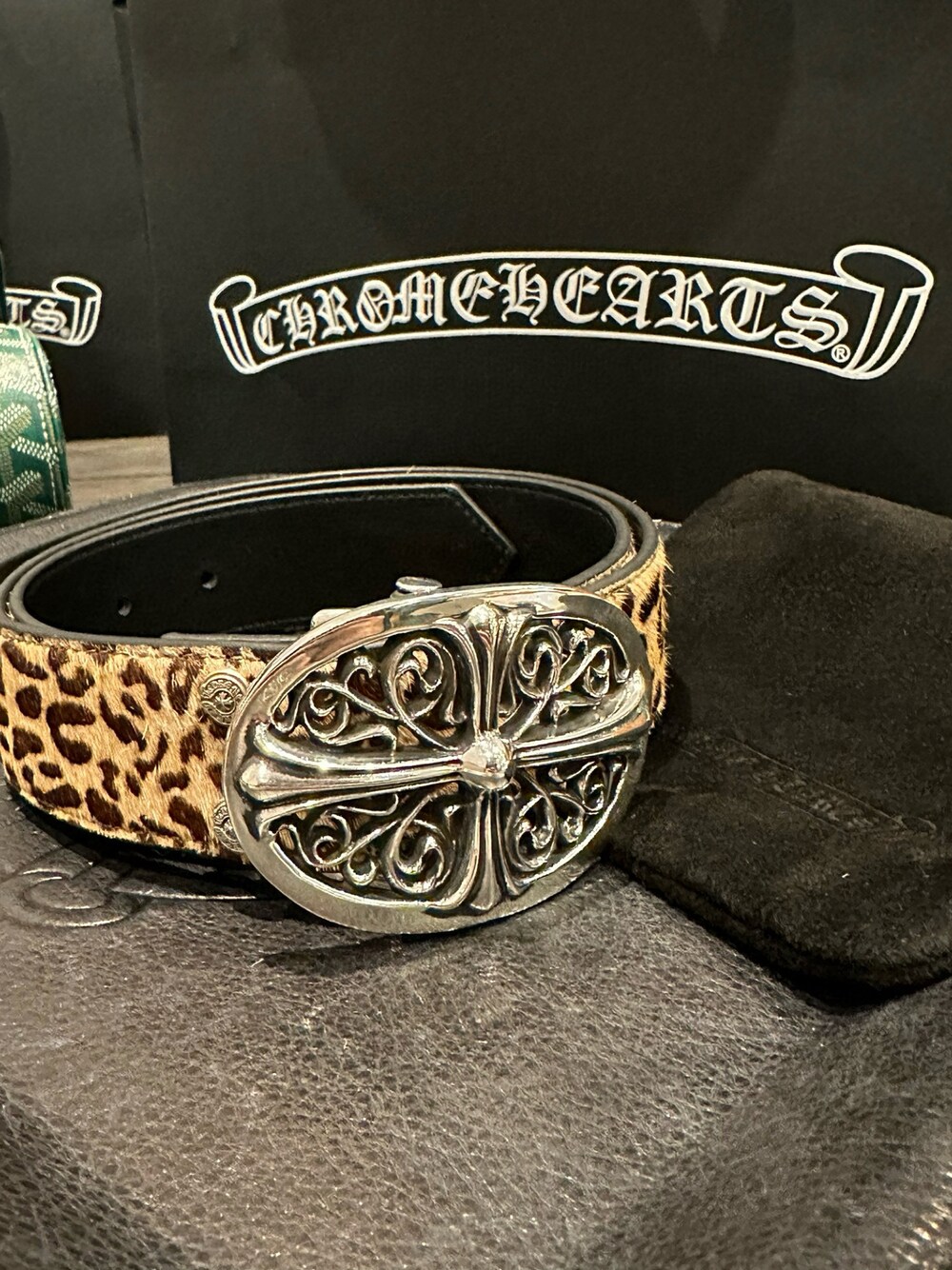 「シンプル、カジュアル、ニット帽、belt、ブラック×ホワイト、Chrome Hearts」｜「CHROME HEARTSのアイテム（ベルト、ブラック系）」を使った、Chrome_HKさん（メンズ・179cm）の冬コーディネートの1枚目の写真