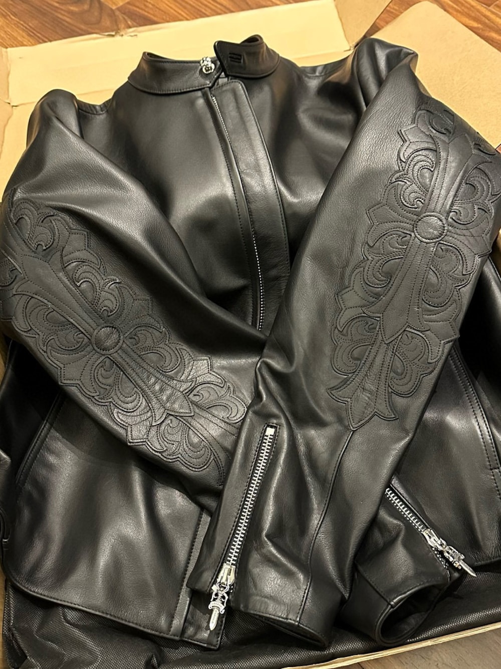 「オトナカジュアル、Chrome Hearts、ゆるコーデ、バンドT、白スニーカー、バルーンパンツ、jacket」｜「CHROME HEARTSのアイテム（ライダースジャケット、ブラック系）」を使った、Chrome_HKさん（メンズ・182cm）の冬コーディネートの1枚目の写真