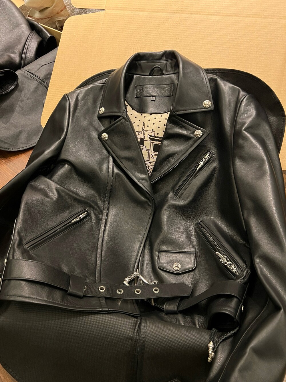「冬のコーデ、オトナカジュアル、低身長コーデ、シンプルコーデ、ゆるコーデ、シンプル、HERMES、Chrome Hearts」｜「CHROME HEARTSのアイテム（ムートンコート、ブラック系）」を使った、Chrome_HKさん（メンズ・185cm）の冬コーディネートの1枚目の写真