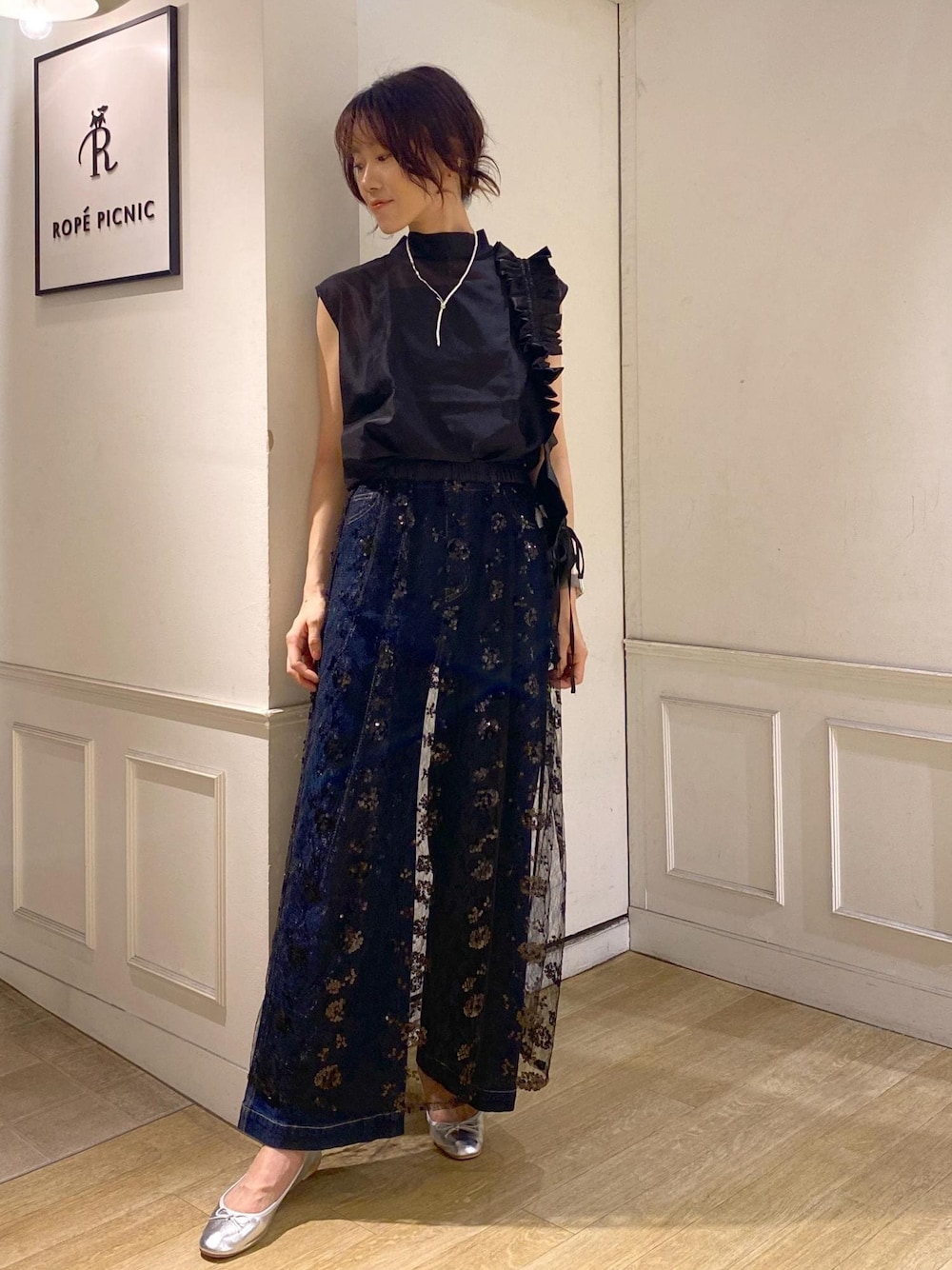 「ブラック、ブラウス、ノースリーブ、フリル、ハイネック、ブルー、ロング、ネイビー、ワイド、十分丈、パンプス、シルバー、フラット、メタリック、ペタンコ」｜「ROPE' PICNICの【革命デニム】ウエストシェイプデニムワイドパンツ（デニムパンツ、ブルー系）」を使った、aikoさん（レディース・168cm）の夏コーディネートの1枚目の写真