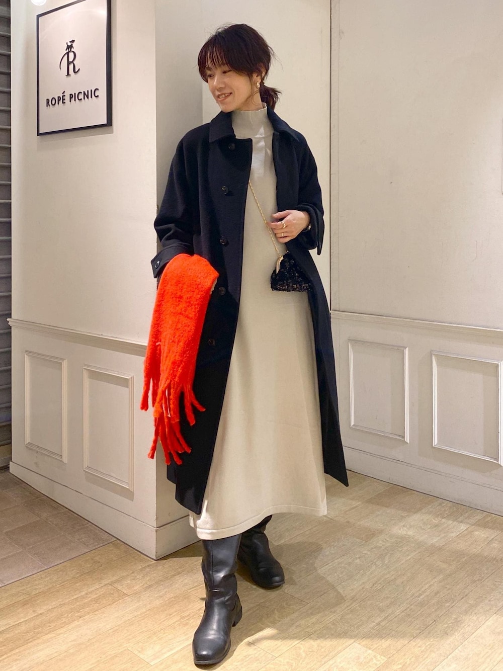 「初冬コーデ、冬コーデ、お仕事コーデ、クリスマスコーデ、お正月・初詣コーデ、女子会コーデ、大人カジュアル、体型カバー、カジュアルコーデ、フェミニンコーデ、シンプルコーデ、きれいめコーデ、ROPÉ PICNIC、ナチュラル、イエベ秋」｜「ROPE' PICNICのハイネックニットワンピース/アンチピリング（ワンピース、グレー系）」を使った、aikoさん（レディース・168cm）の冬コーディネートの1枚目の写真